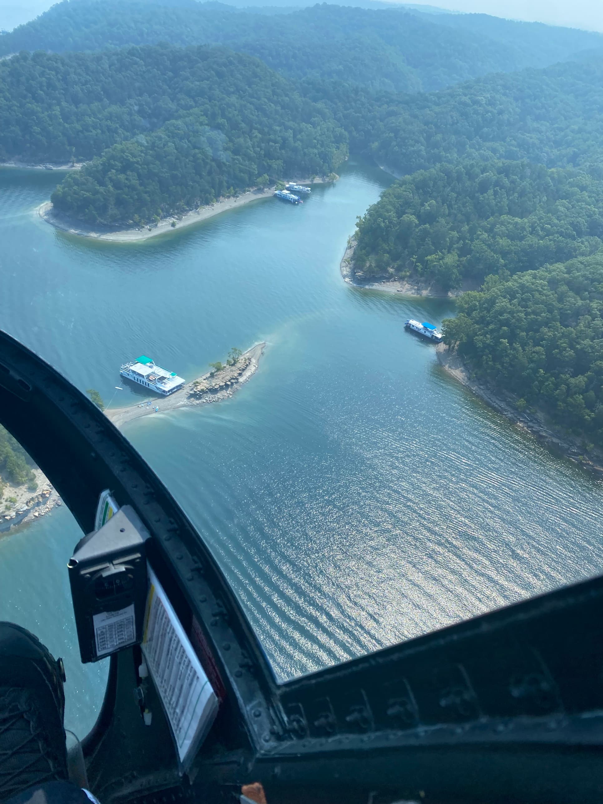 Houseboats anchored in a Lake Cumberland cove
